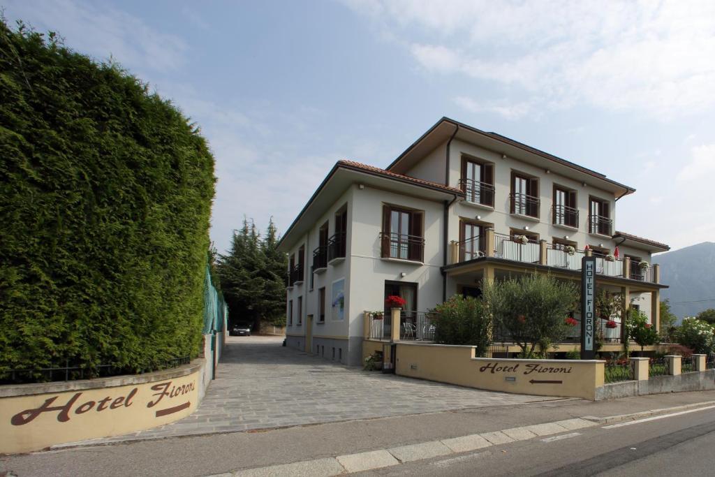 Hotel Fioroni Беладжо Екстериор снимка