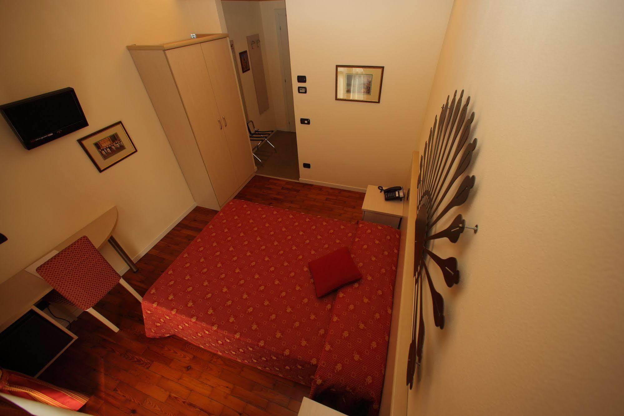 Hotel Fioroni Беладжо Екстериор снимка